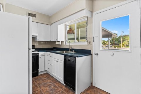 Condo in New Smyrna Beach, Florida, 2 bedrooms  № 1256342 - photo 16