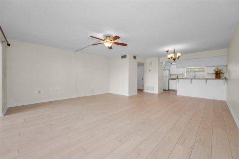Condo in Largo, Florida, 2 bedrooms  № 1883383 - photo 8