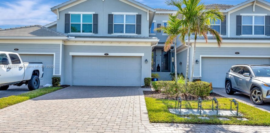 House in Bradenton, Florida 3 bedrooms, 195.28 sq.m. № 1705870