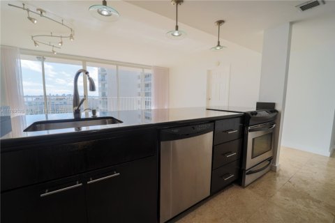 Condo in North Bay Village, Florida, 2 bedrooms № 1976212 - photo 17