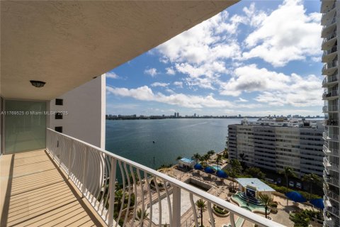 Condo in North Bay Village, Florida, 2 bedrooms № 1976212 - photo 7