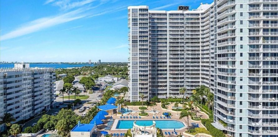 Condo in North Bay Village, Florida, 2 bedrooms № 1976212