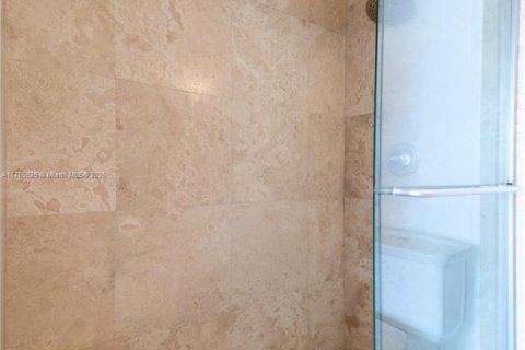 Condo in North Bay Village, Florida, 2 bedrooms № 1976212 - photo 9