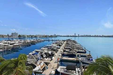 Condo in North Bay Village, Florida, 2 bedrooms № 1976212 - photo 6