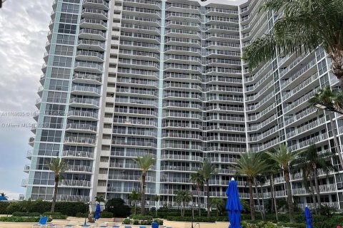 Condo in North Bay Village, Florida, 2 bedrooms № 1976212 - photo 2