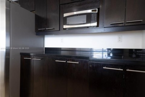 Condo in North Bay Village, Florida, 2 bedrooms № 1976212 - photo 18