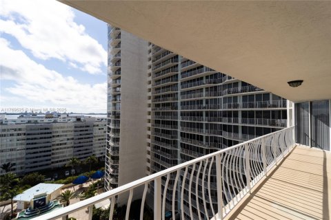 Condo in North Bay Village, Florida, 2 bedrooms № 1976212 - photo 23