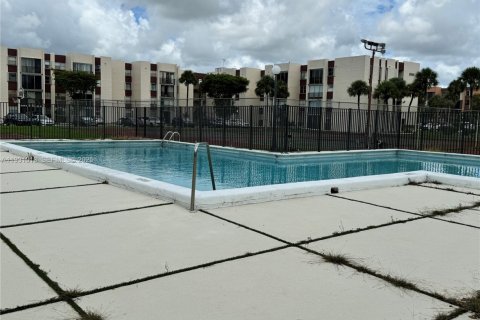 Condo in Miami, Florida, 2 bedrooms  № 1989961 - photo 18