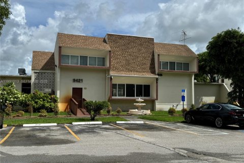 Condo in Miami, Florida, 2 bedrooms  № 1989961 - photo 17