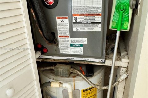 Condo in Miami, Florida, 2 bedrooms  № 1989961 - photo 12