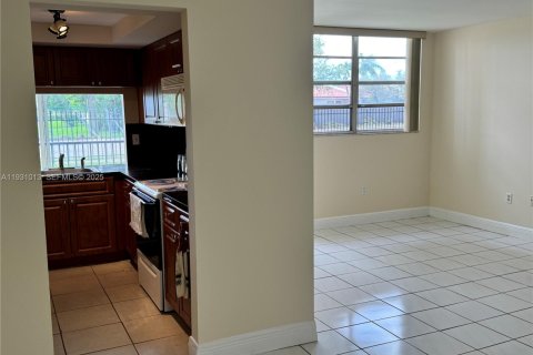 Condo in Miami, Florida, 2 bedrooms  № 1989961 - photo 4