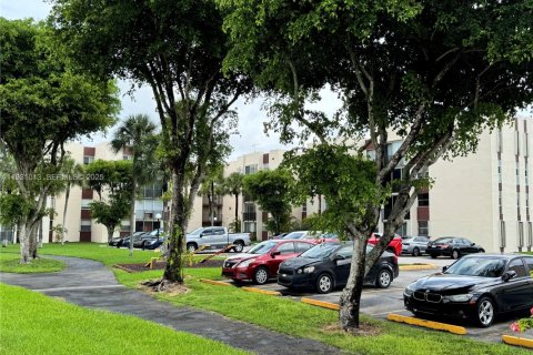 Condo in Miami, Florida, 2 bedrooms  № 1989961 - photo 26