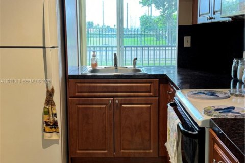 Condo in Miami, Florida, 2 bedrooms  № 1989961 - photo 23