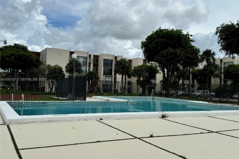 Condo in Miami, Florida, 2 bedrooms  № 1989961 - photo 15