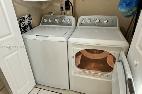 Condo in Miami, Florida, 2 bedrooms  № 1989961 - photo 10