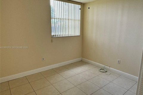 Condo in Miami, Florida, 2 bedrooms  № 1989961 - photo 13