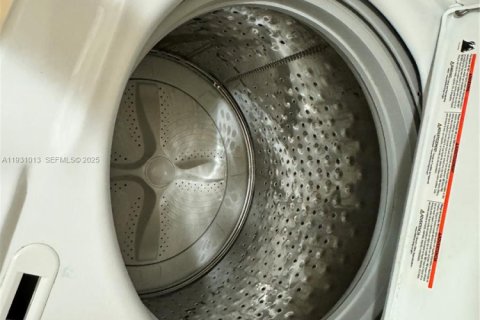 Condo in Miami, Florida, 2 bedrooms  № 1989961 - photo 11