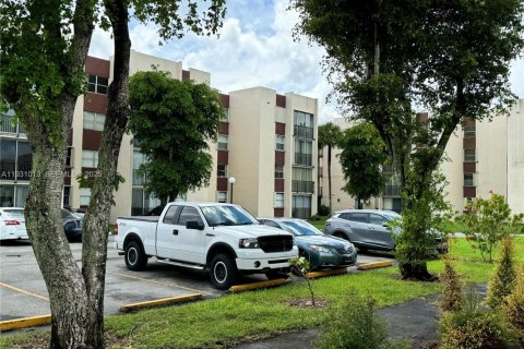 Condo in Miami, Florida, 2 bedrooms  № 1989961 - photo 27