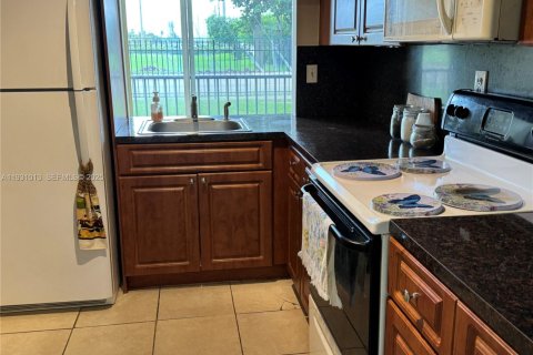 Condo in Miami, Florida, 2 bedrooms  № 1989961 - photo 3