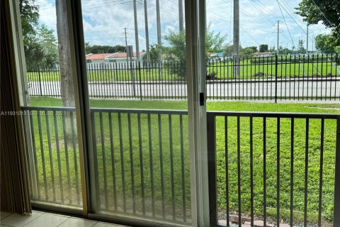 Condo in Miami, Florida, 2 bedrooms  № 1989961 - photo 9