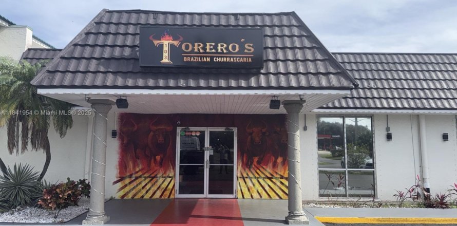 Commercial property in St. Lucie, Florida № 1939620