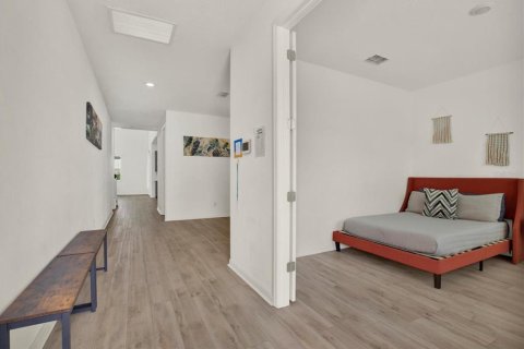 House in Davenport, Florida 4 bedrooms, 285.12 sq.m. № 2222255 - photo 3