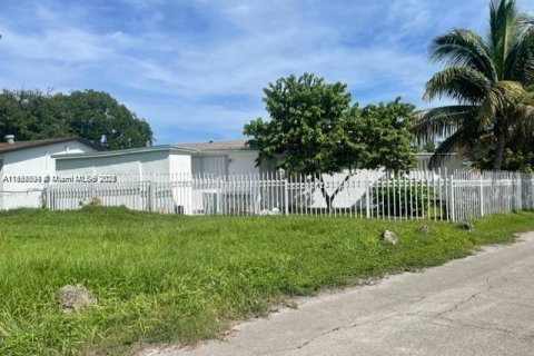 House in Miami Gardens, Florida 3 bedrooms, 166.85 sq.m. № 1944158 - photo 9