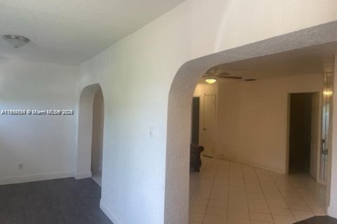House in Miami Gardens, Florida 3 bedrooms, 166.85 sq.m. № 1944158 - photo 5