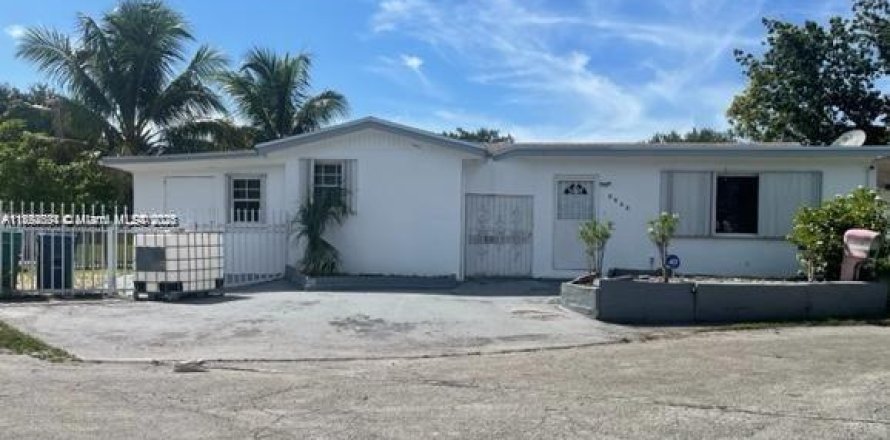 House in Miami Gardens, Florida 3 bedrooms, 166.85 sq.m. № 1944158