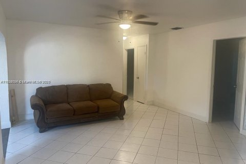 House in Miami Gardens, Florida 3 bedrooms, 166.85 sq.m. № 1944158 - photo 4