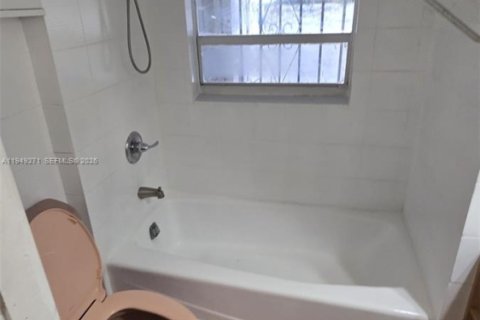 Снять в аренду виллу или дом в Майами, Флорида 3 спальни, 181.25м2, № 2005123 - фото 9