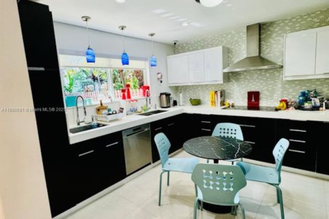 Villa ou maison à louer à Surfside, Floride: 4 chambres, 260.13 m2 № 1951243 - photo 2