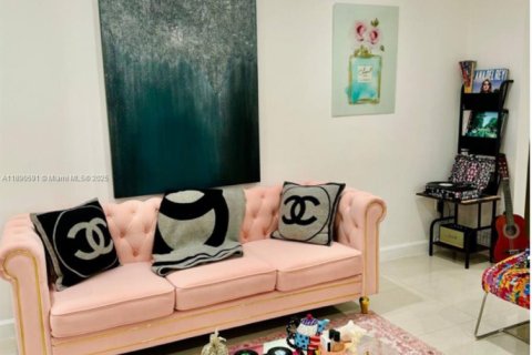 Villa ou maison à louer à Surfside, Floride: 4 chambres, 260.13 m2 № 1951243 - photo 11