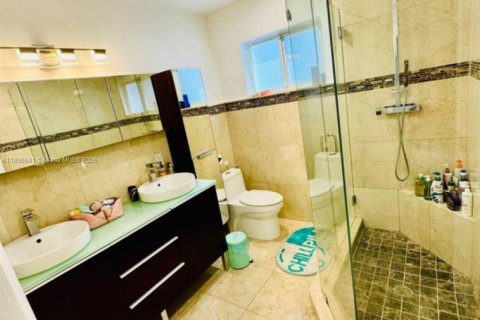 Villa ou maison à louer à Surfside, Floride: 4 chambres, 260.13 m2 № 1951243 - photo 4