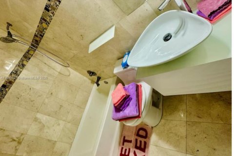 Villa ou maison à louer à Surfside, Floride: 4 chambres, 260.13 m2 № 1951243 - photo 17