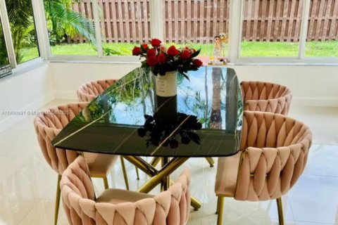 Villa ou maison à louer à Surfside, Floride: 4 chambres, 260.13 m2 № 1951243 - photo 14