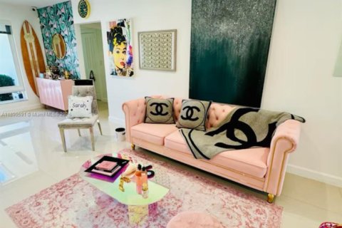 Villa ou maison à louer à Surfside, Floride: 4 chambres, 260.13 m2 № 1951243 - photo 1