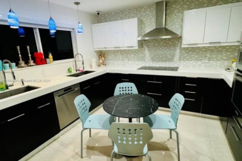 Villa ou maison à louer à Surfside, Floride: 4 chambres, 260.13 m2 № 1951243 - photo 23