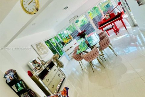 Villa ou maison à louer à Surfside, Floride: 4 chambres, 260.13 m2 № 1951243 - photo 5