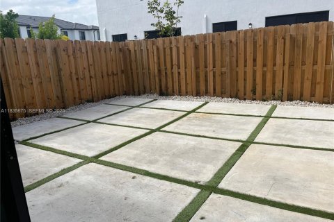 Снять в аренду таунхаус в Хомстед, Флорида 3 спальни, 144.74м2, № 1991509 - фото 24