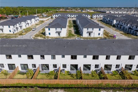 Снять в аренду таунхаус в Хомстед, Флорида 3 спальни, 144.74м2, № 1991509 - фото 22