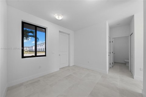 Снять в аренду таунхаус в Хомстед, Флорида 3 спальни, 144.74м2, № 1991509 - фото 2