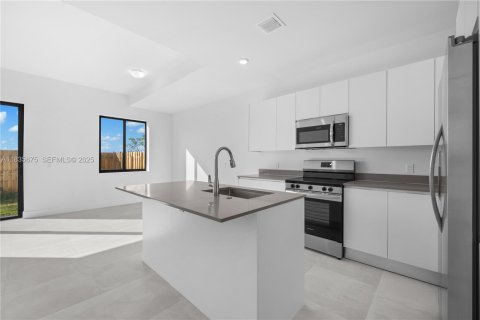 Снять в аренду таунхаус в Хомстед, Флорида 3 спальни, 144.74м2, № 1991509 - фото 4