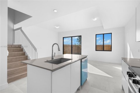 Снять в аренду таунхаус в Хомстед, Флорида 3 спальни, 144.74м2, № 1991509 - фото 8