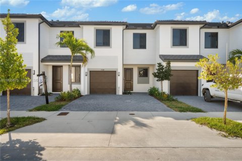 Снять в аренду таунхаус в Хомстед, Флорида 3 спальни, 144.74м2, № 1991509 - фото 1