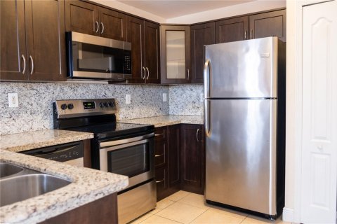 Кондоминиум с 2 спальнями в Майами, Флорида № 2006620