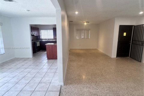 Villa ou maison à louer à Miami, Floride: 3 chambres, 126.72 m2 № 1971557 - photo 9