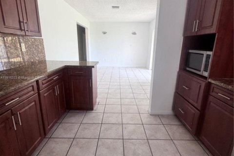 Villa ou maison à louer à Miami, Floride: 3 chambres, 126.72 m2 № 1971557 - photo 11