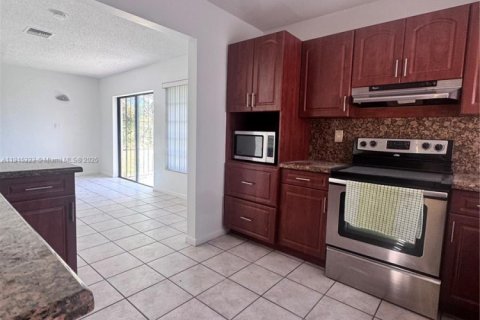 Villa ou maison à louer à Miami, Floride: 3 chambres, 126.72 m2 № 1971557 - photo 12