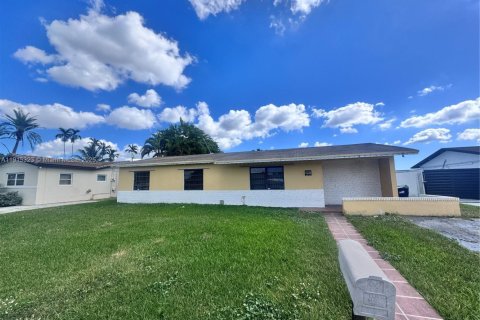 Villa ou maison à louer à Miami, Floride: 3 chambres, 126.72 m2 № 1971557 - photo 1